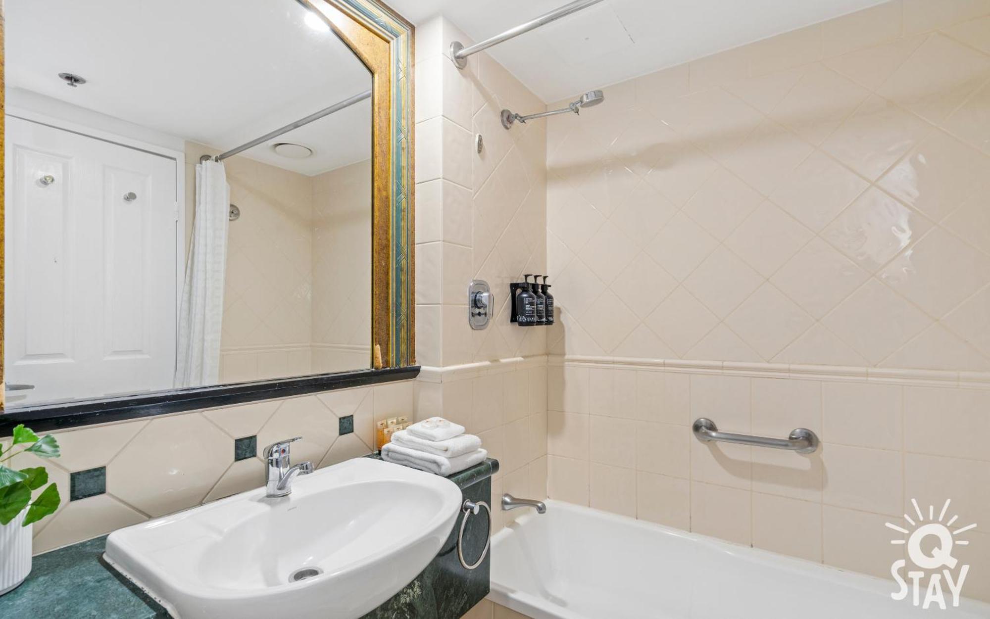 Legends Surfers Paradise Mid Week Madness Deal - Q Stay Gold Coast Exterior photo